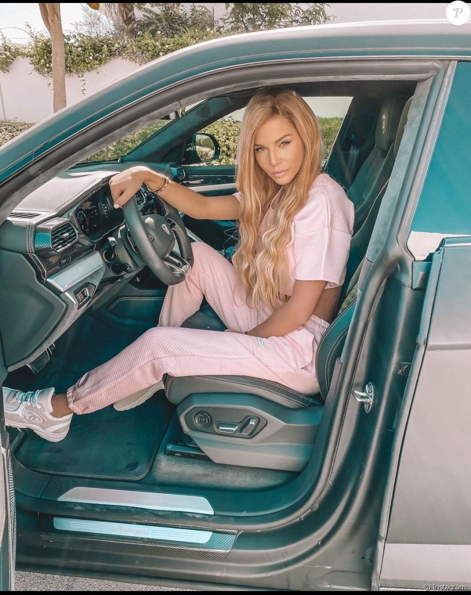 Jessica Thivenin au volant de sa voiture