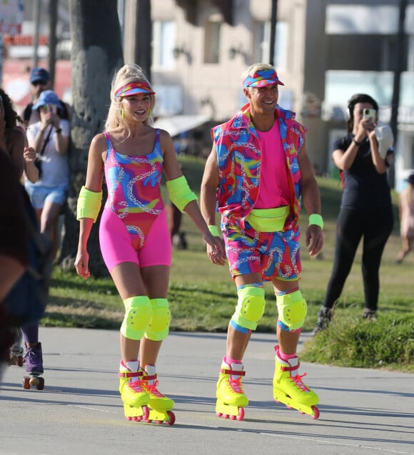 Margot Robbie et Ryan Gosling, vêtus d'ensembles fluos, sur le tournage du film "Barbie" à Venice Beach (Los Angeles).