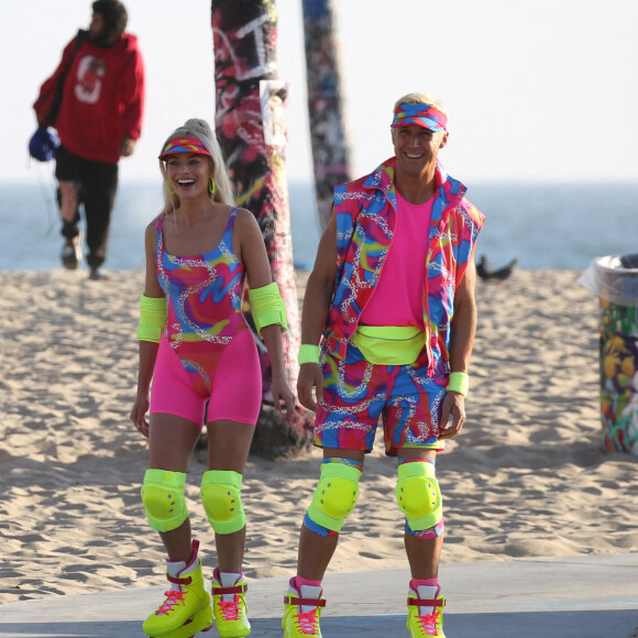 Margot Robbie et Ryan Gosling, vêtus d'ensembles fluos, sur le tournage du film "Barbie" à Venice Beach (Los Angeles), le 27 juin 2022.