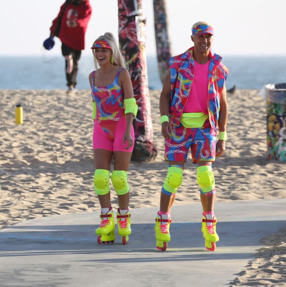 Margot Robbie et Ryan Gosling, vêtus d'ensembles fluos, sur le tournage du film "Barbie" à Venice Beach (Los Angeles), le 27 juin 2022.