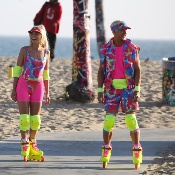 Margot Robbie et Ryan Gosling, vêtus d'ensembles fluos, sur le tournage du film "Barbie" à Venice Beach (Los Angeles), le 27 juin 2022.