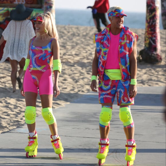 Margot Robbie et Ryan Gosling, vêtus d'ensembles fluos, sur le tournage du film "Barbie" à Venice Beach (Los Angeles), le 27 juin 2022.