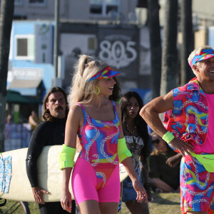 Margot Robbie et Ryan Gosling, vêtus d'ensembles fluos, sur le tournage du film "Barbie" à Venice Beach (Los Angeles), le 27 juin 2022.