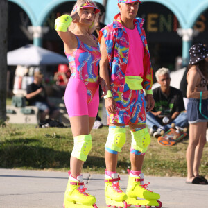 Margot Robbie et Ryan Gosling, vêtus d'ensembles fluos, sur le tournage du film "Barbie" à Venice Beach (Los Angeles), le 27 juin 2022.