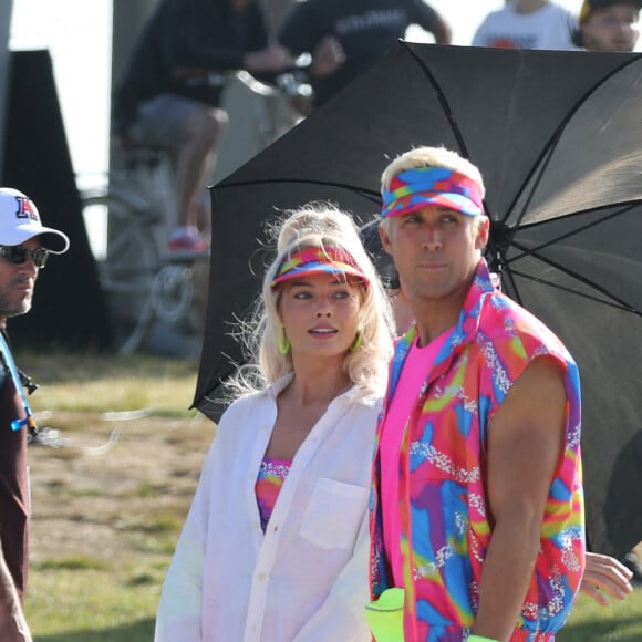 Margot Robbie et Ryan Gosling, vêtus d'ensembles fluos, sur le tournage du film "Barbie" à Venice Beach (Los Angeles), le 27 juin 2022.