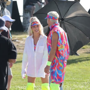 Margot Robbie et Ryan Gosling, vêtus d'ensembles fluos, sur le tournage du film "Barbie" à Venice Beach (Los Angeles), le 27 juin 2022.