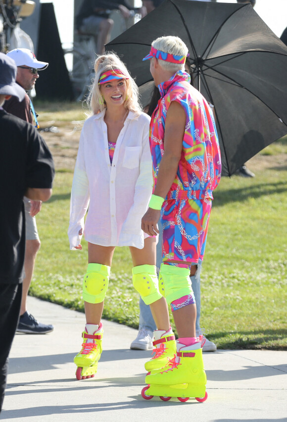 Margot Robbie et Ryan Gosling, vêtus d'ensembles fluos, sur le tournage du film "Barbie" à Venice Beach (Los Angeles), le 27 juin 2022.