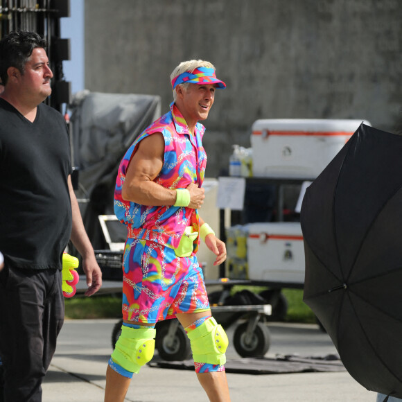 Margot Robbie et Ryan Gosling, vêtus d'ensembles fluos, sur le tournage du film "Barbie" à Venice Beach (Los Angeles), le 27 juin 2022.