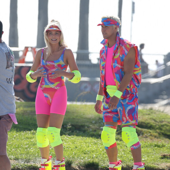 Margot Robbie et Ryan Gosling, vêtus d'ensembles fluos, sur le tournage du film "Barbie" à Venice Beach (Los Angeles), le 27 juin 2022.