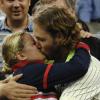 Kim Clijsters remporte l'US Open, à New York, et laisse éclater sa joie dans les bras de sa famille. Le 13 septembre 2009 !