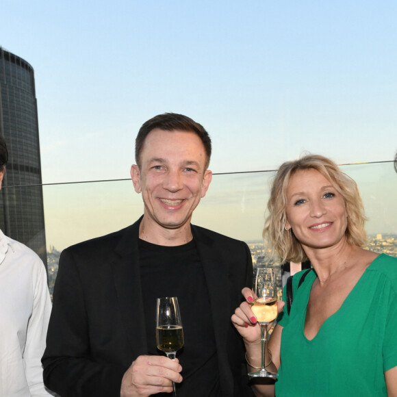 Exclusif - Grégory Fitoussi, Jérôme Cherpin (Directeur général de l'hôtel Pullmann Montparnasse), Alexandra Lamy, Laurie Cholewa - Soirée pour l'ouverture du Skybar de l'hôtel Pullmann Montparnasse à Paris le 28 juin 2022. © Rachid Bellak/Bestimage 