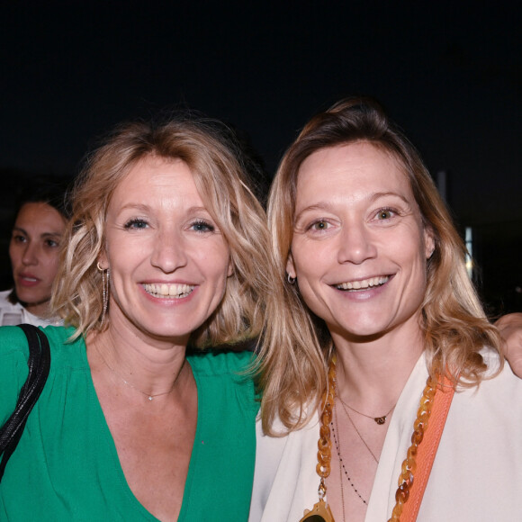 Exclusif - Alexandra Lamy, Caroline Vigneaux - Soirée pour l'ouverture du Skybar de l'hôtel Pullmann Montparnasse à Paris le 28 juin 2022. © Rachid Bellak/Bestimage 
