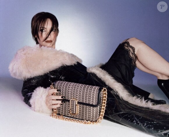 Winona Ryder, égérie de la nouvelle campagne "J Marc Bag" de Marc Jacobs. Le 5 juin 2022.