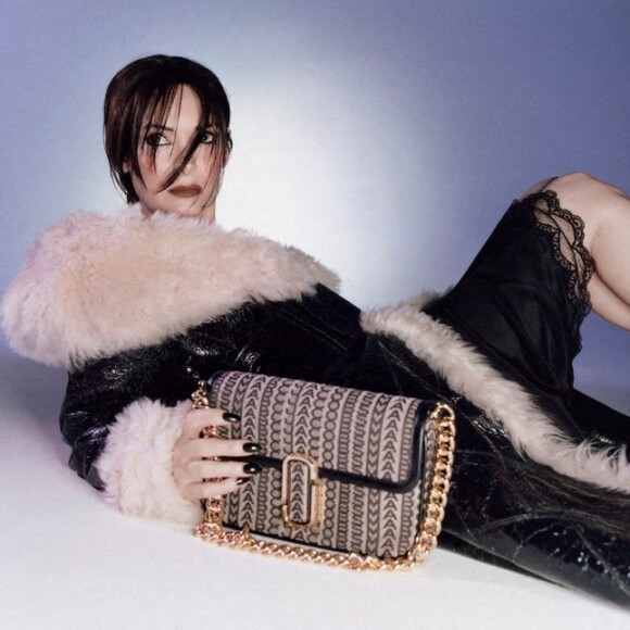 Winona Ryder, égérie de la nouvelle campagne "J Marc Bag" de Marc Jacobs. Le 5 juin 2022.