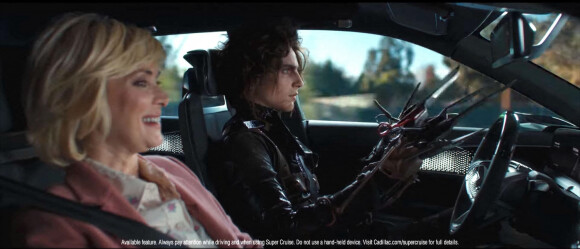 Timothée Chalamet dans la peau du fils de "Edward aux mains d'argent" dans une publicité pour "Cadillac", aux côtés de Winona Ryder. Le spot est diffusé pendant le Super Bowl, le 7 février 2021. 