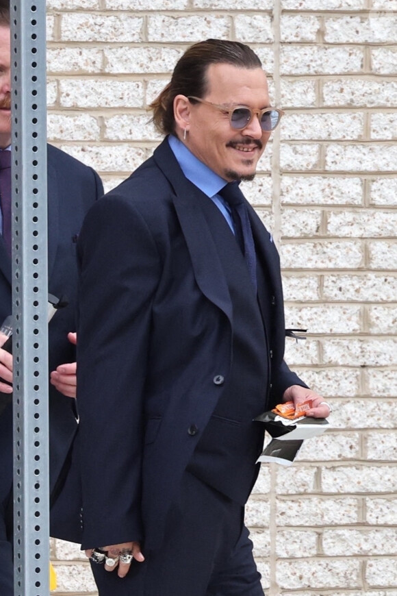 Johnny Depp lors d'une une pause lors de son procès contre son ex à Fairfax, Virginie, Etats-Unis, le 27 mai 2022. 