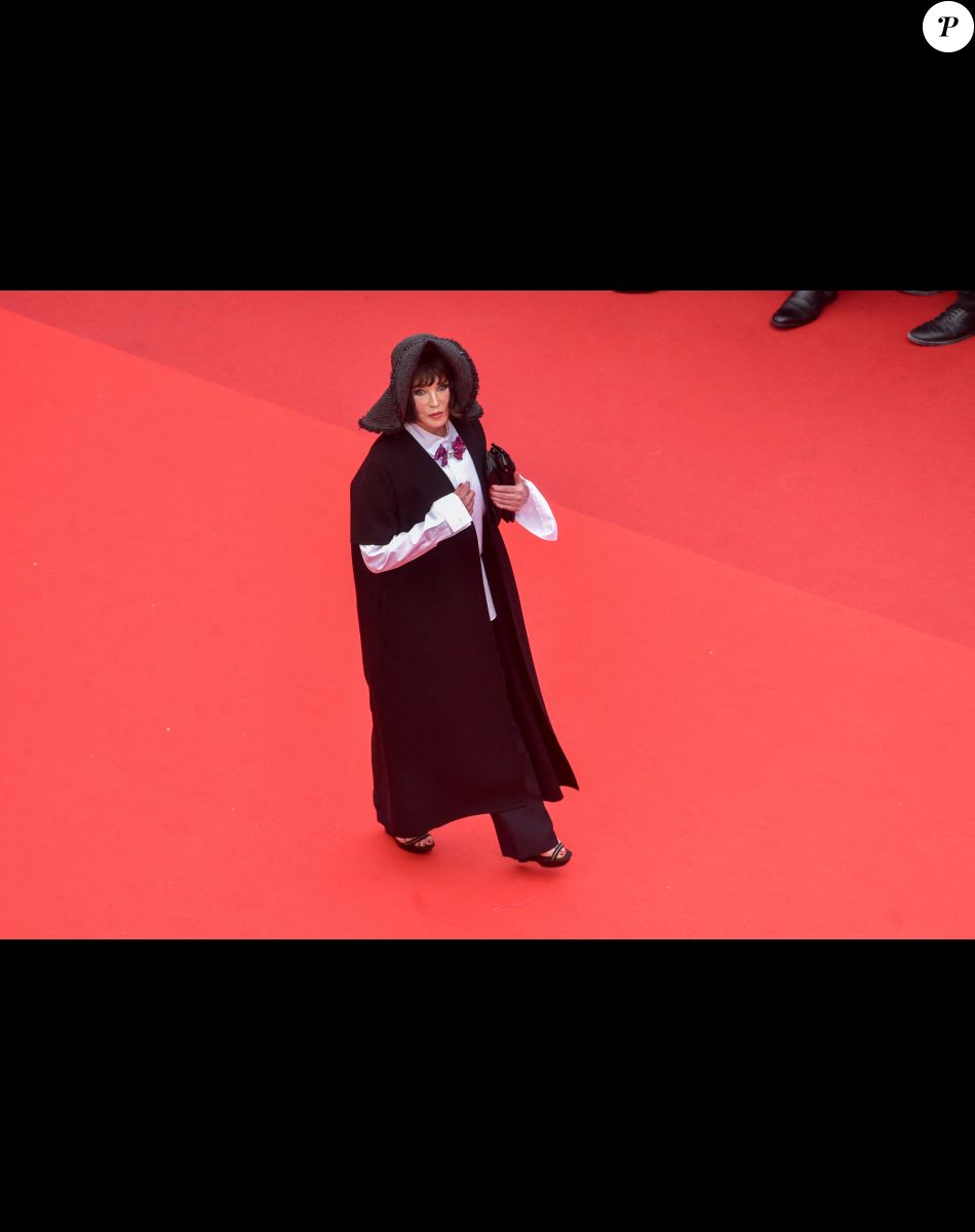 Isabelle Adjani - Montée des marches du film " Les Amandiers " lors du 75ème Festival International du Film de Cannes. Le 22 mai 2022 © Giancarlo Gorassini / Bestimage