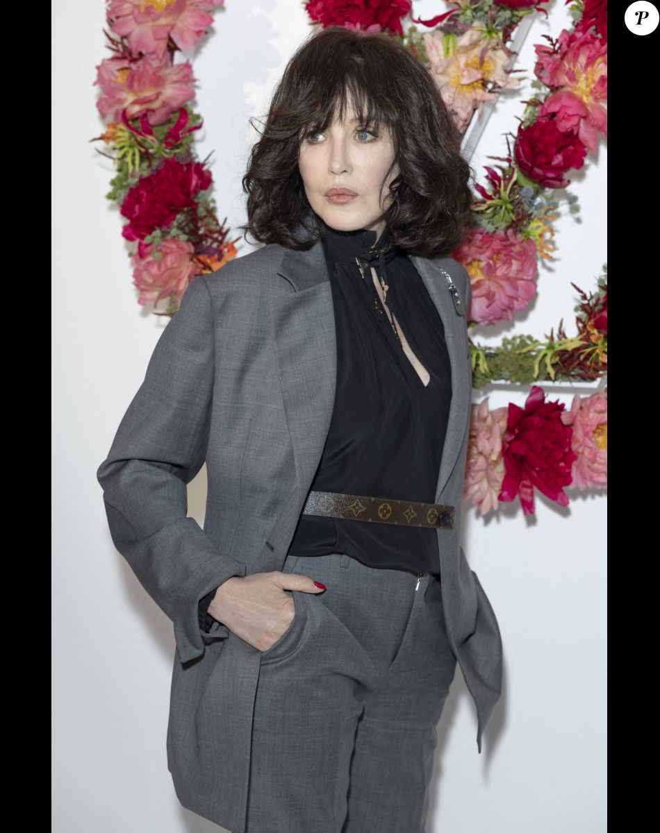 Isabelle Adjani au photocall du dîner de lancement des Parfums Louis Vuitton, Stellar Times, Cosmetic Cloud, Dancing Blossom, Rhapsody et Symphony, à la fondation Louis Vuitton à Paris, France. © Olivier Borde/Bestimage