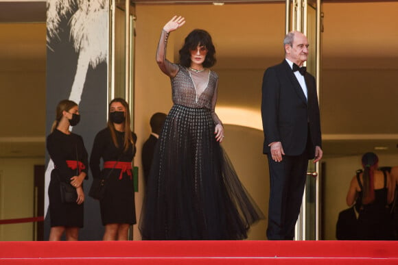 Isabelle Adjani - Montée des marches du film " De son vivant " lors du 74ème Festival International du Film de Cannes. Le 10 juillet 2021 