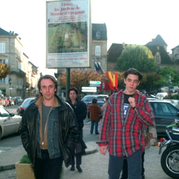 BARNABE fils d'Isabelle ADJANI AVEC SON PERE BRUNO NUYTTEN DANS LA RUE