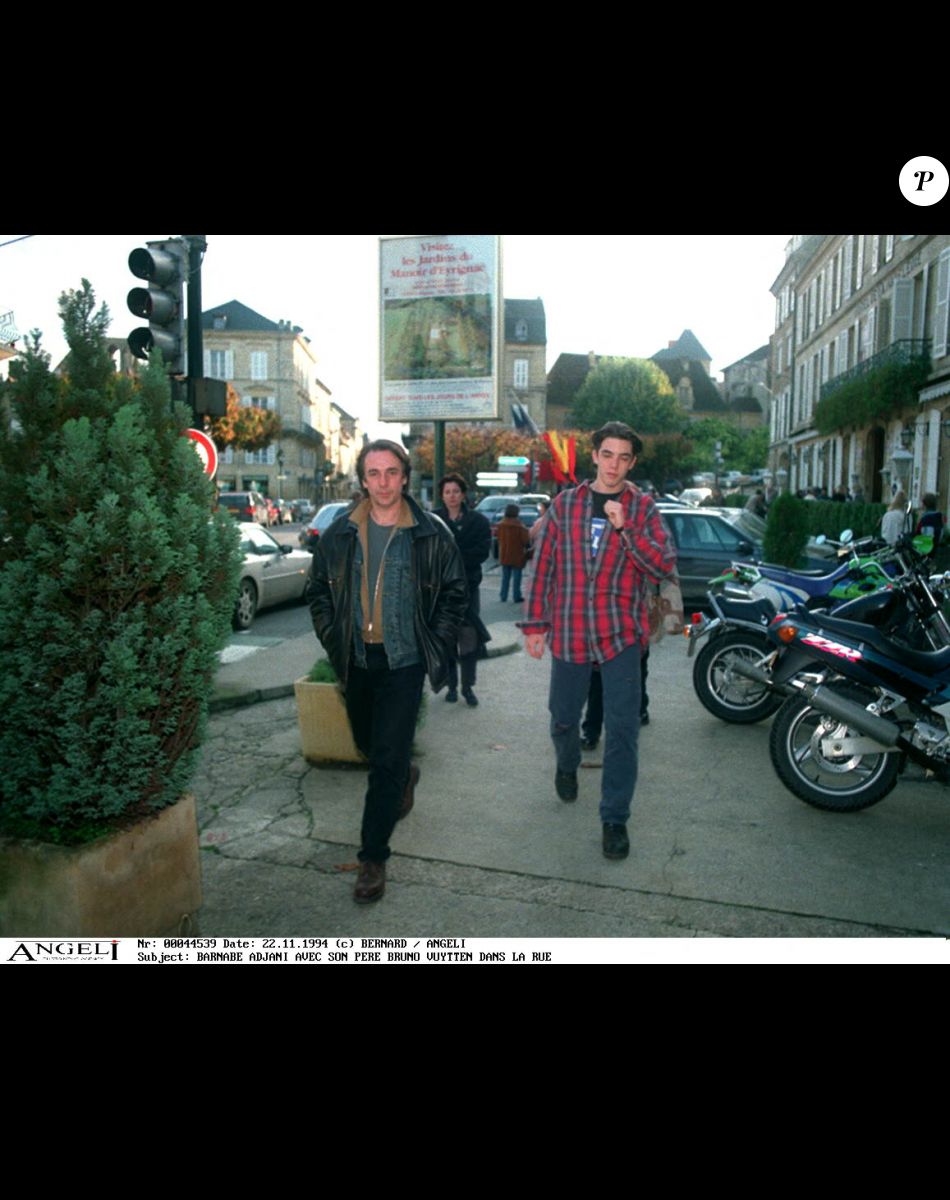 BARNABE fils d'Isabelle ADJANI AVEC SON PERE BRUNO NUYTTEN DANS LA RUE