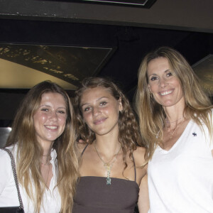 La chanteuse Lou entourée de Sophie Thalmann et sa fille Charlie - People lors de l'événement "La croisière Miraculous" à Paris. Le 29 juin 2022 © Christophe Aubert via Bestimage