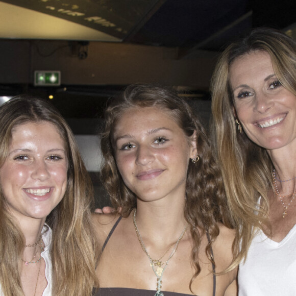 La chanteuse Lou entourée de Sophie Thalmann et sa fille Charlie - People lors de l'événement "La croisière Miraculous" à Paris. Le 29 juin 2022 © Christophe Aubert via Bestimage