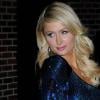 Quand Paris Hilton quitte le Ed Sullivan Theater, mercredi 3 février, après sa participation au Late Show de David Letterman... fini le jogging-casquettes, c'est dans une sublime robe moulante bleue qu'elle s'affiche !
