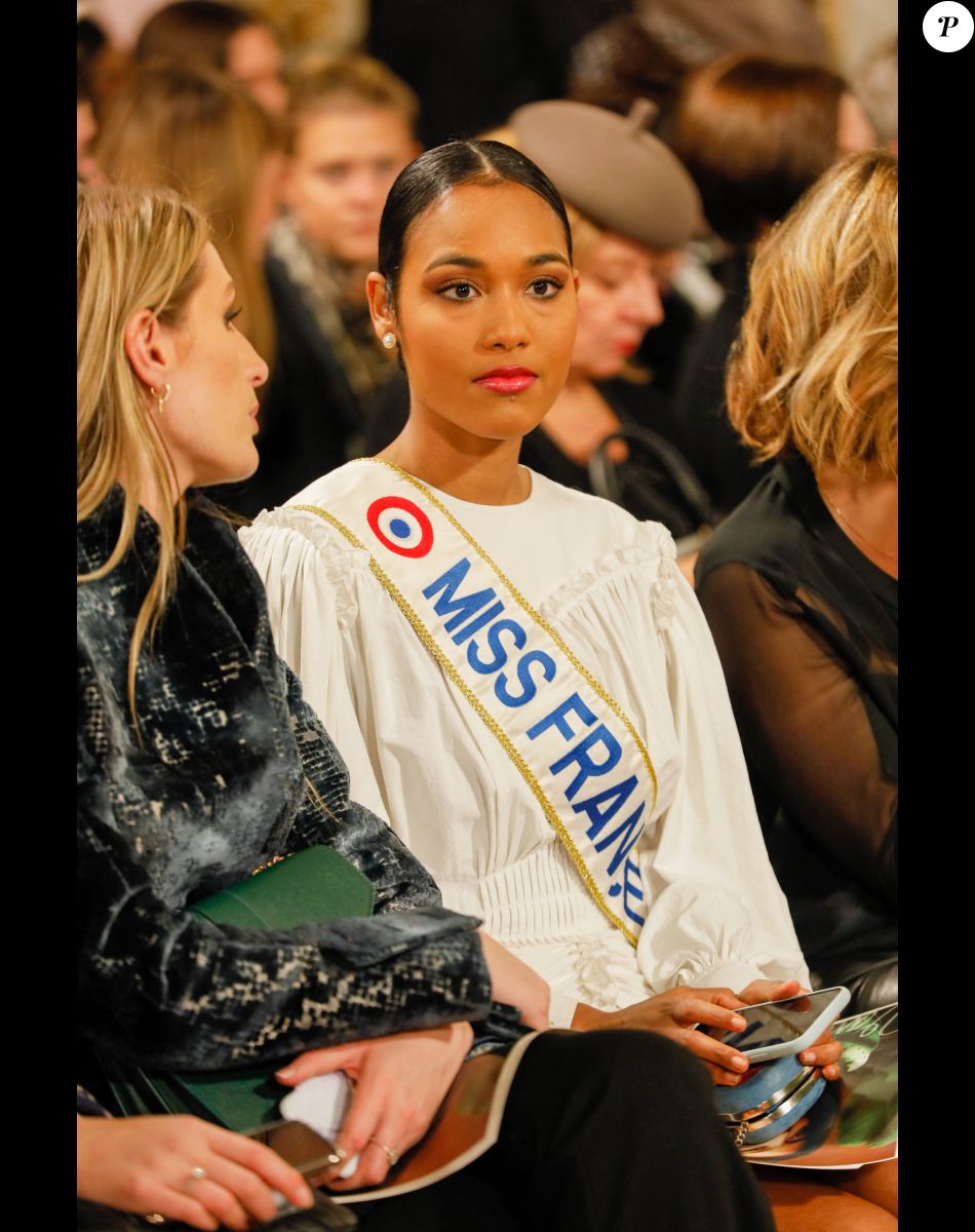 Clémence Botino, Miss France 2020 - People au défilé de mode Haute-Couture printemps-été 2020 "La Métamorphose" à Paris. Le 21 janvier 2020 © Veeren Ramsamy-Christophe Clovis / Bestimage