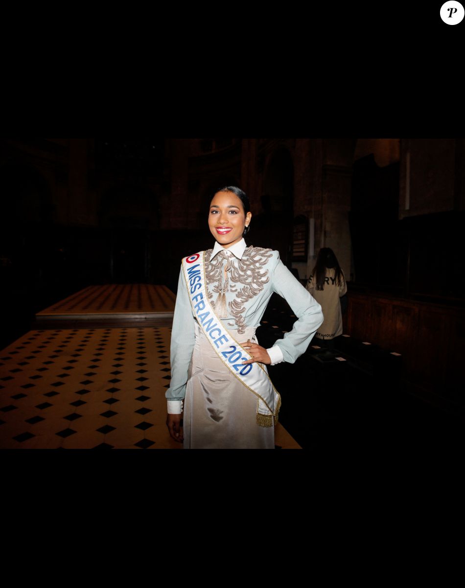 Clémence Botino, Miss France 2020 - People au défilé de mode Haute-Couture printemps-été 2020 "Julien Fournié" à Paris. Le 21 janvier 2020 © Veeren Ramsamy-Christophe Clovis / Bestimage
