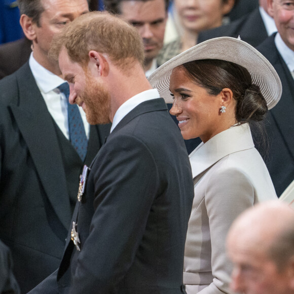 Le prince Harry, duc de Sussex, et Meghan Markle, duchesse de Sussex - Les membres de la famille royale et les invités lors de la messe célébrée à la cathédrale Saint-Paul de Londres, dans le cadre du jubilé de platine (70 ans de règne) de la reine Elisabeth II d'Angleterre. Londres, le 3 juin 2022. 