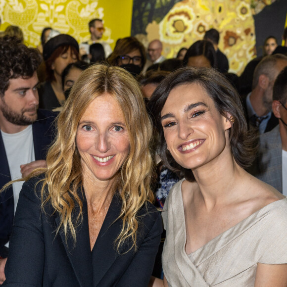 Sandrine Kiberlain et Nine d'Urso au front row du défilé de mode Haute-Couture automne-hiver 2022-2023 "Dior" à Paris, France, le 4 juillet 2022. © Olivier Borde/Bestimage 