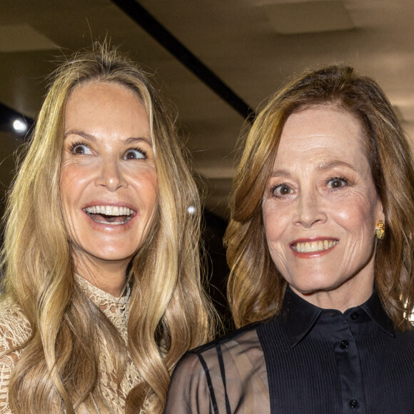 Elle Macpherson et Sigourney Weaver au front row du défilé de mode Haute-Couture automne-hiver 2022-2023 "Dior" à Paris, France, le 4 juillet 2022. © Olivier Borde/Bestimage 