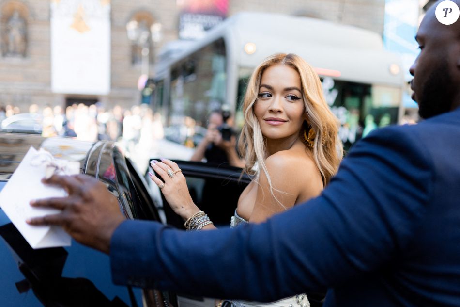 Rita Ora - Sortie du défilé de mode Haute-Couture automne-hiver 2022