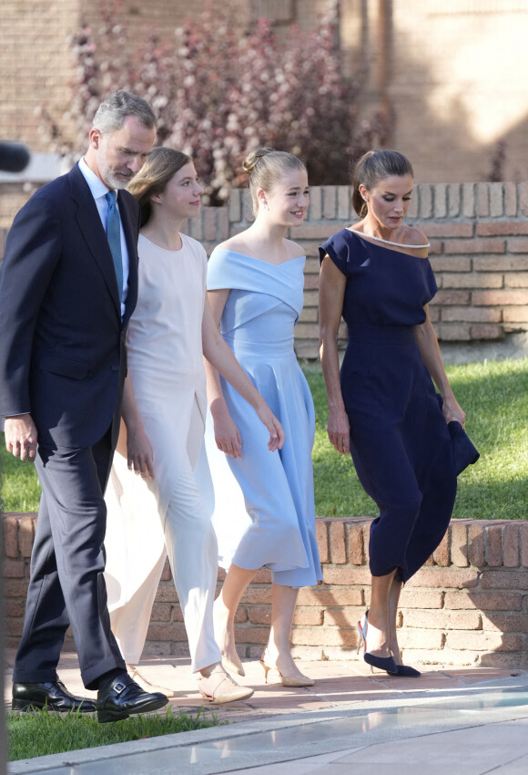 Le roi Felipe VI d'Espagne, L'infante Sofia d'Espagne, La princesse Leonor et La reine Letizia d'Espagne - La famille royale d'Espagne arrive à la cérémonie de remise des prix "Princess of Girona Foundation" à Barcelone le 4 juillet 2022. 