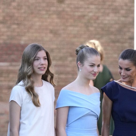 L'infante Sofia d'Espagne, La princesse Leonor et La reine Letizia d'Espagne - La famille royale d'Espagne arrive à la cérémonie de remise des prix "Princess of Girona Foundation" à Barcelone le 4 juillet 2022. 