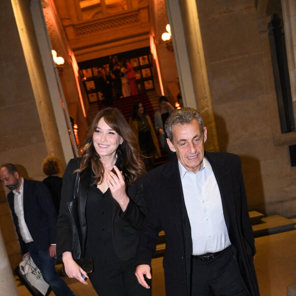 Exclusif - Nicolas Sarkozy et sa femme Carla Bruni-Sarkozy - Dîner des "Femmes Culottées" Etam au Musée de la Monnaie à Paris le 22 mars 2022. Avec "Femmes culottées", Etam a décidé de mettre à l'honneur 52 femmes dans une série de photos de S. Sieff. Soutenant le réseau associatif Solidarité Femmes, le projet mêlera des noms connus et des personnalités de l'ombre à l'histoire inspirante. Cette initiative sur le long court est menée main dans la main avec Solidarité Femmes, réseau de 73 associations qui luttent contre les violences faites aux femmes et le 3919, le numéro d'aide aux femmes victimes de violences. Toutes les participantes arborent d'ailleurs un t-shirt blanc sur lequel on peut lire Femme Culottée. La pièce est disponible à l'achat en ligne ou en magasin pour 19,99 euros. L'intégralité des bénéfices de ce dernier ira au réseau associatif, un moyen pour la marque de marquer son engagement. © Rachid Bellak/Bestimage 