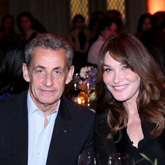 Exclusif - Nicolas Sarkozy et sa femme Carla Bruni-Sarkozy - Dîner des "Femmes Culottées" Etam au Musée de la Monnaie à Paris le 22 mars 2022. Avec "Femmes culottées", Etam a décidé de mettre à l'honneur 52 femmes dans une série de photos de S. Sieff. Soutenant le réseau associatif Solidarité Femmes, le projet mêlera des noms connus et des personnalités de l'ombre à l'histoire inspirante. Cette initiative sur le long court est menée main dans la main avec Solidarité Femmes, réseau de 73 associations qui luttent contre les violences faites aux femmes et le 3919, le numéro d'aide aux femmes victimes de violences. Toutes les participantes arborent d'ailleurs un t-shirt blanc sur lequel on peut lire Femme Culottée. La pièce est disponible à l'achat en ligne ou en magasin pour 19,99 euros. L'intégralité des bénéfices de ce dernier ira au réseau associatif, un moyen pour la marque de marquer son engagement. © Rachid Bellak/Bestimage 