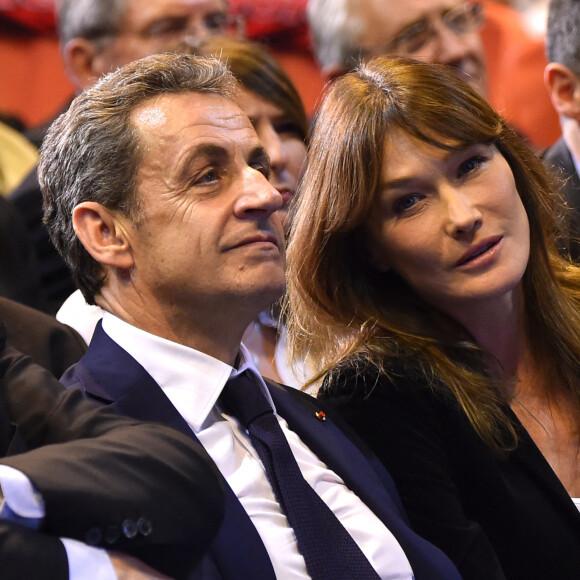 Nicolas Sarkozy et sa femme Carla Bruni-Sarkozy très complices lors d'un meeting à Marseille - Nicolas Sarkozy, l'ancien président de la république française, en meeting à la salle Vallier à Marseille pour la campagne des primaires des Républicains en vue de l'élection présidentielle de 2017, le 27 octobre 2016. © Bruno Bebert/Bestimage 