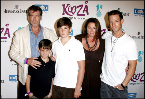 Pierce Brosnan, sa femme Keely, leurs fils Paris et Dylan ainsi que son fils Sean issu de son premier mariage, pour l'inauguration du spectacle Kooza du Cirque du soleil au profit de l'association One Drop à Santa Monica le 16 octobre 2009