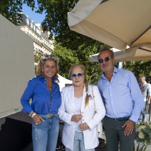 Caroline Margeridon, Sylvie Vartan, Roland Perez - Festival des Livres et des Artistes organisé par l'association "Lecture pour Tous" engagée dans la lutte contre l'illettrisme au Mail Branly à Paris le 3 juillet 2022. © Pierre Perusseau / Jack Tribeca / Bestimage 