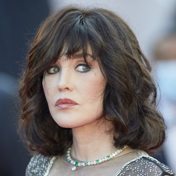 Isabelle Adjani - Montée des marches du film " De son vivant " lors du 74ème Festival International du Film de Cannes. Le 10 juillet 2021 © Borde-Jacovides-Moreau / Bestimage 