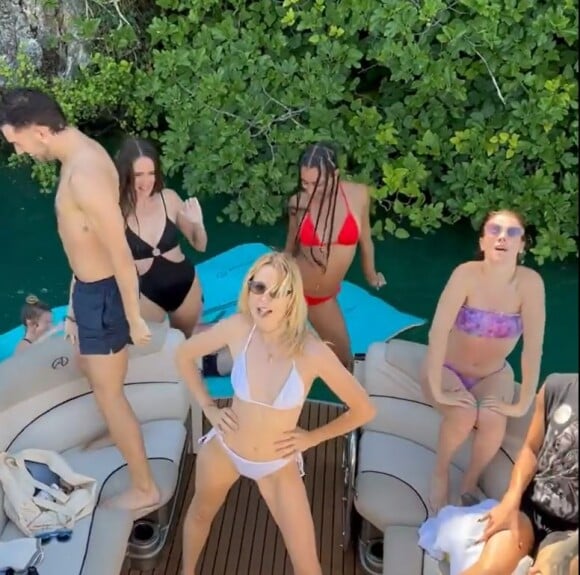 Angèle s'éclate en bikini. Instagram, juillet 2022