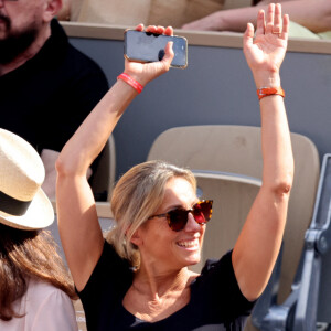 Anne-Sophie Lapix dans les tribunes lors des Internationaux de France de Tennis de Roland Garros 2022. Paris, le 5 juin 2022. © Dominique Jacovides/Bestimage 