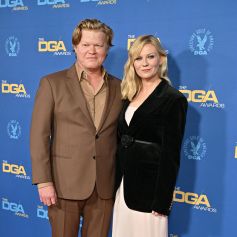 Jesse Plemons et sa fiancée Kirsten Dunst au photocall de la cérémonie Directors Guild of America Awards (DGA) à Los Angeles le 12 mars 2022.