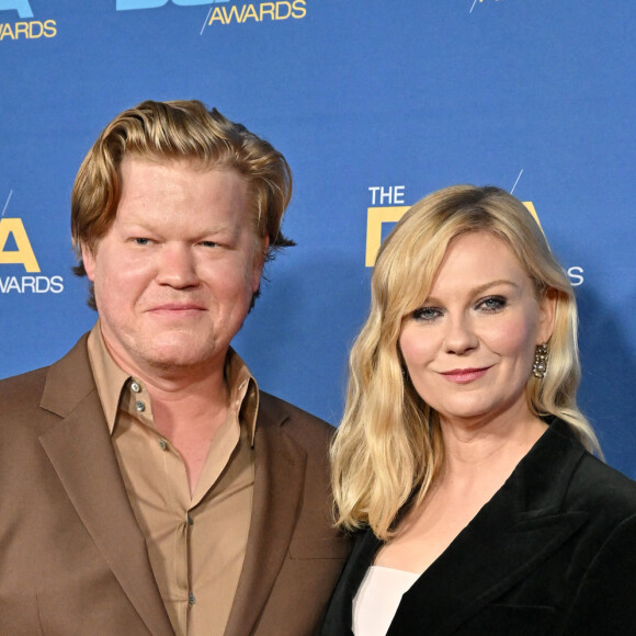 Jesse Plemons et sa fiancée Kirsten Dunst au photocall de la cérémonie Directors Guild of America Awards (DGA) à Los Angeles le 12 mars 2022.