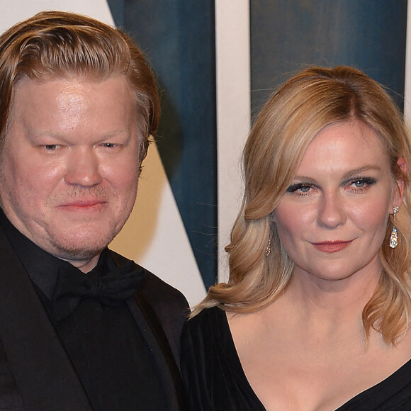 Jesse Plemons et sa femme Kirsten Dunst au photocall de la soirée "Vanity Fair" lors de la 94ème édition de la cérémonie des Oscars à Los Angeles, Californie, Etats-Unis, le 27 mars 2022.