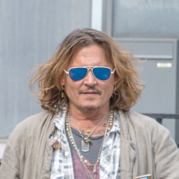 Johnny Depp va à la rencontre de fans devant la mairie d'Offenbach en Allemagne, le 6 juillet 2022.