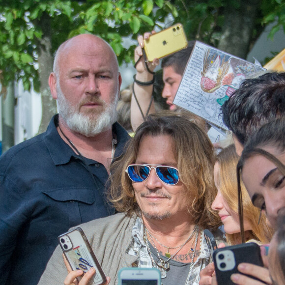 Johnny Depp va à la rencontre de fans devant la mairie d'Offenbach en Allemagne, le 6 juillet 2022.