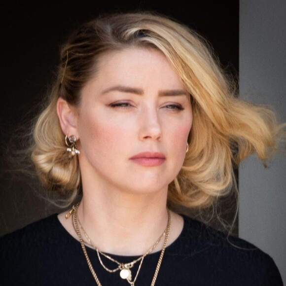 Amber Heard à la sortie du tribunal de Fairfax. Amber Heard a été condamné à verser à J. Depp, 8 millions de dollars pour diffamation. Fairfax. 